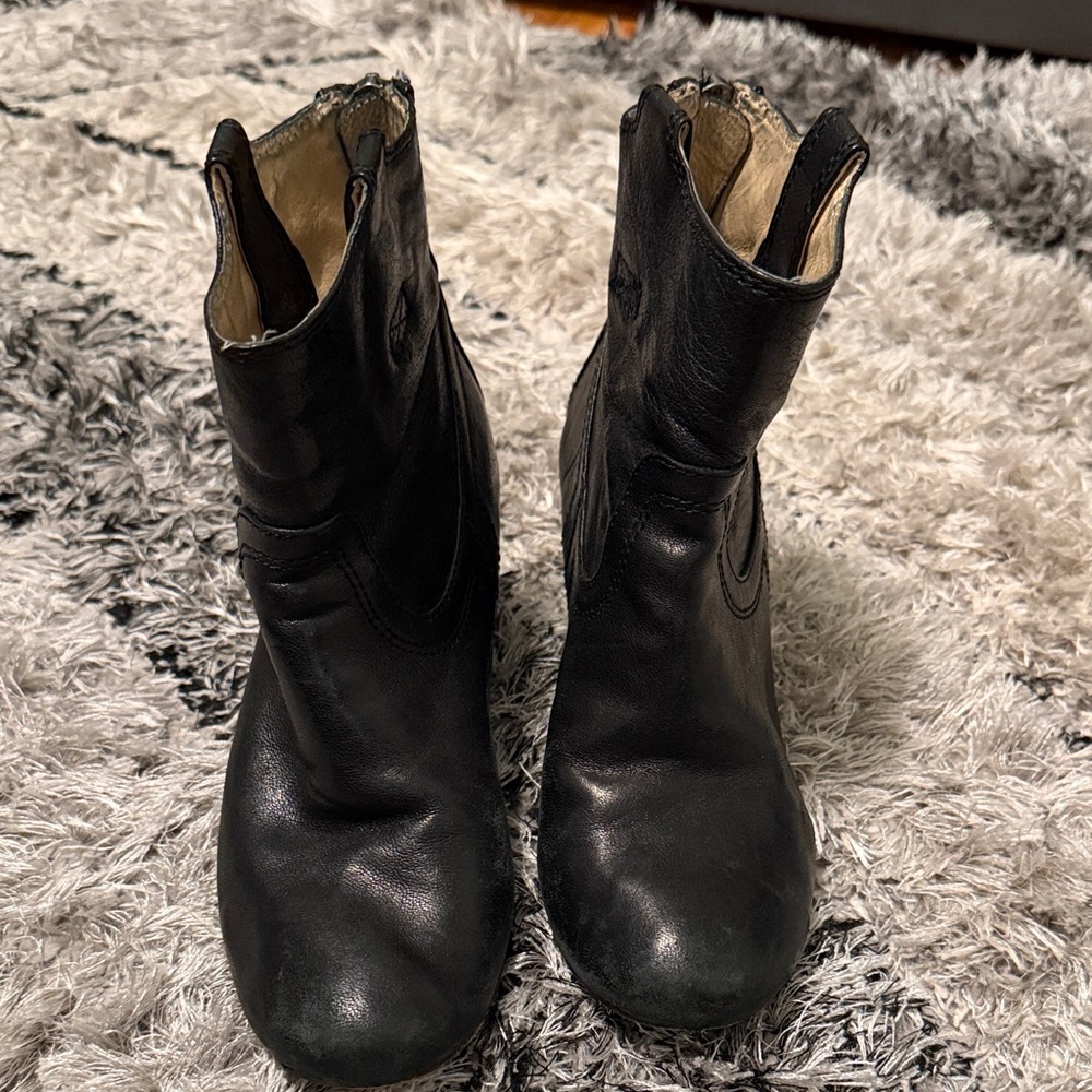 Black leather Frye bootie